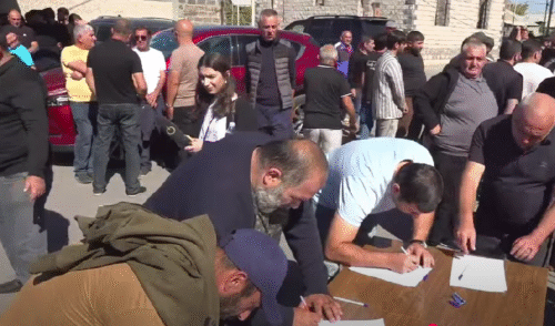 Жители Мердзавана вышли на акцию протеста с требованием семью Ахтоянов покинуть общину