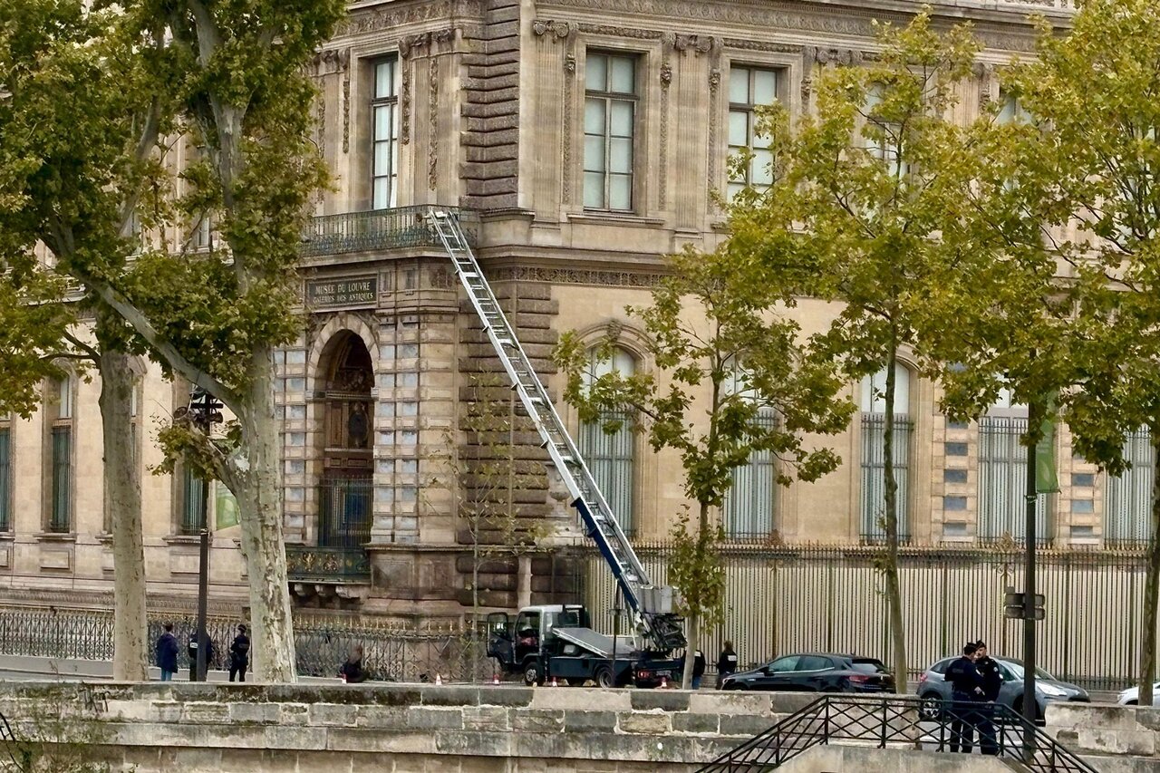 Опубликовано новое видео ограбления Лувра Опубликовано новое видео ограбления Лувра