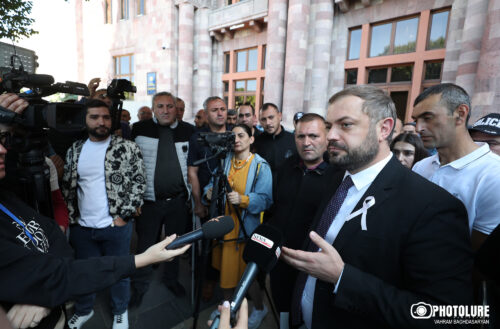 Եթե խնդիրը չլուծվի, մենք բեռնատարներով ճանապարհներ ենք փակելու․ դեպի ՌԴ բեռնափոխադրում իրականացնող վարորդները բողոքի ակցիա են անում