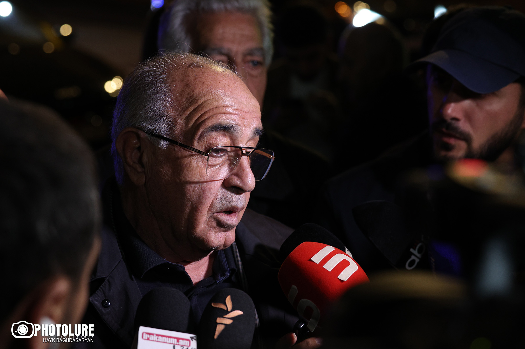 Они забрали и удерживают сотрудников мэрии, парализуя нашу работу, ну не может же так быть: заместитель мэра Гюмри Они забрали и удерживают сотрудников мэрии, парализуя нашу работу, ну не может же так быть: заместитель мэра Гюмри