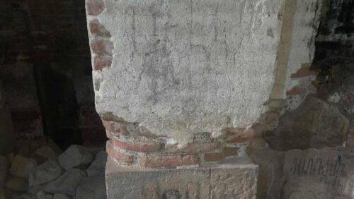 Стерты надписи на стенах монастыря в селе Киранц