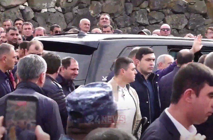 Փաշինյանի մեքենան մոտեցրել էին եկեղեցու դարպասներին․ Հովհաննավանքում պատարագն ավարտվեց  Փաշինյանի մեքենան մոտեցրել էին եկեղեցու դարպասներին․ Հովհաննավանքում պատարագն ավարտվեց