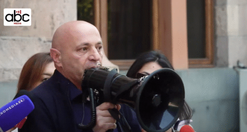 Они также говорили о мире в Арцахе, но привели нас к геноциду: протест жителей Арцаха перед зданием правительства