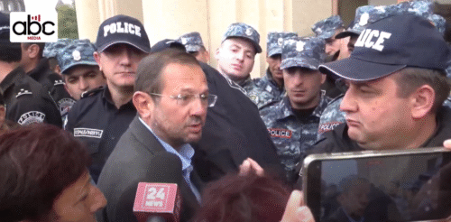 Law enforcement not allowing Gegham Manukyan to enter Gyumri City Hall