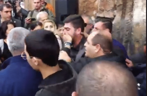 Քաղաքացու բերանը փակեցին ու հեռացրին եկեղեցու բակից