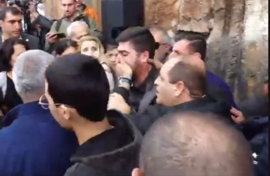 Քաղաքացու բերանը փակեցին ու հեռացրին եկեղեցու բակից Քաղաքացու բերանը փակեցին ու հեռացրին եկեղեցու բակից