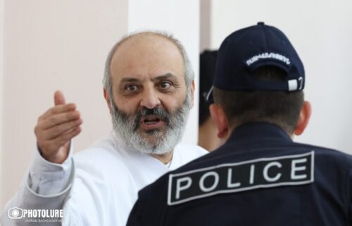 Այս դահլիճում պարոն Գալստանյան չկա ու այս վիրավորանքի համար պիտի պատասխան տաք․ Սրբազան