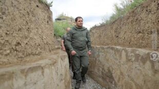 Մենք այսօր ունենք դիրքեր, որտեղ զինվորները քնում են քարերի վրա, անձրևի տակ․ 44-օրյայի մասնակիցը՝ Սուրեն Պապիկյանին