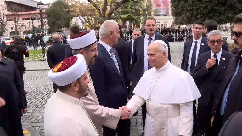 Папа Римский посетил знаменитую Голубую мечеть в Стамбуле Папа Римский посетил знаменитую Голубую мечеть в Стамбуле