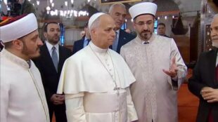 Թուրքիայում գտնվող Հռոմի պապն այցելել է Ստամբուլի հայտնի Կապույտ մզկիթ