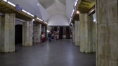 Пожилая женщина упала с эскалатора метро и получила травмы: подробности из Ереванского метрополитена