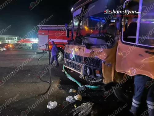 В Арагацотне пассажирский автобус столкнулся с двумя легковыми автомобилями, пострадали 10 человек