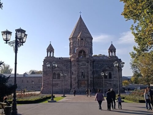 «Московский Комсомолец»: Выборы в духовной столице Армении станут репетицией парламентских выборов