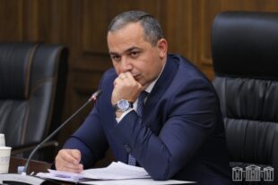 Նվեր չեմ ուզում, սա խաղալիք է, ես իսկականն ունեմ․ Արթուր Պողոսյանը՝ նվեր ստացած ձեռնաշղթաների մասին