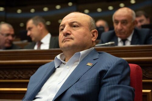 Բժիշկներին չեն թողնում տեսակցել Վարդան Ղուկասյանին․ համայնքապետարանը դիմել է դեսպաններին