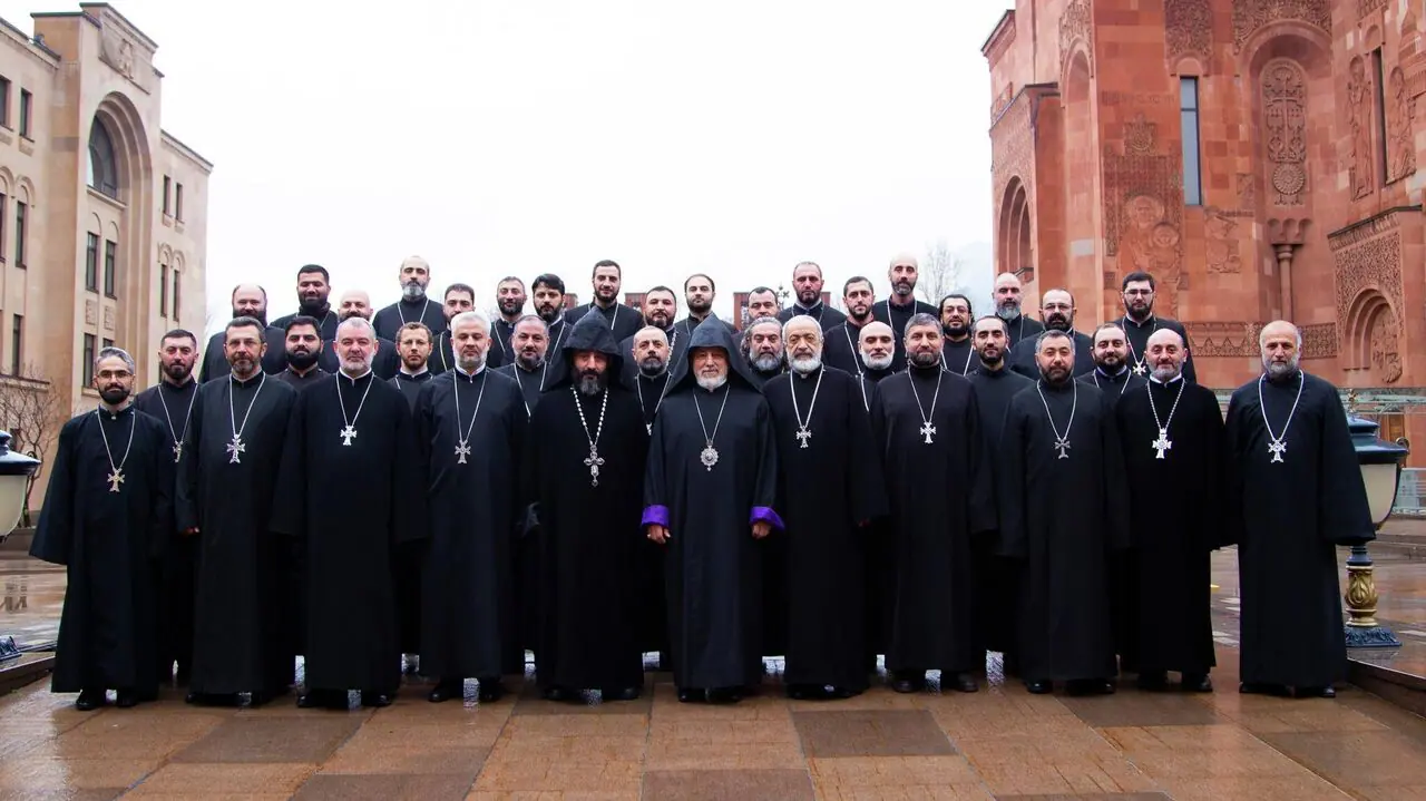 Духовенство Российской и Ново-Нахичеванской Армянской епархии выразило свою преданность Первопрестольному Святому Эчмиадзину Духовенство Российской и Ново-Нахичеванской Армянской епархии выразило свою преданность Первопрестольному Святому Эчмиадзину