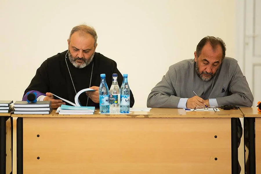 Հույս և համոզում ենք հայտնում, որ Վեհափառ Հայրապետն ամուր և անսասան կմնա. ԱԱԾ մեկուսարանում պահվող սրբազանները աջակցություն են հայտնել Վեհափառին