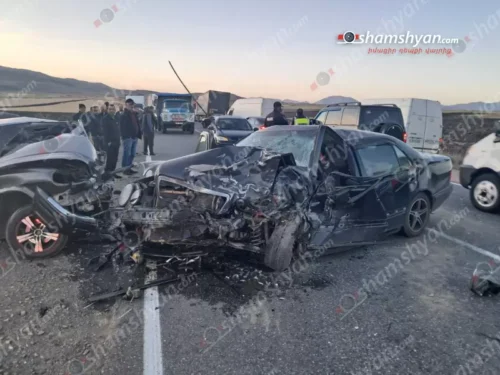 3 погибших, 3 пострадавших в Арагацотнской области: столкнулись Mercedes и ГАЗ 3110