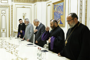 Բարձրաստիճան մի խումբ հոգևորականներ ուրանում են հոգևոր ծնողին․ Հայր Ասողիկ