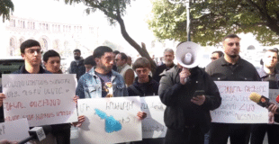 Ակցիա՝ կառավարության մոտ․ երիտասարդները հուշել են՝ ինչ պատասխան կարելի է տալ Ալիևին