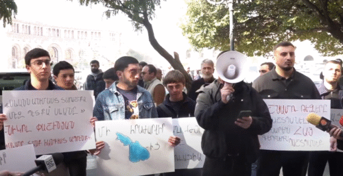 Ակցիա՝ կառավարության մոտ․ երիտասարդները հուշել են՝ ինչ պատասխան կարելի է տալ Ալիևին