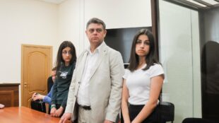Адвокат сестёр Хачатурян, убивших отца в Москве, просит снять с них запрет на общение