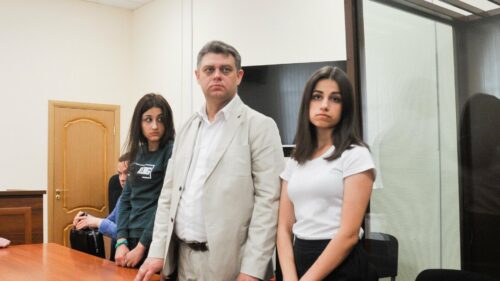 Մոսկվայում հորը սպանած Խաչատուրյան քույրերի պաշտպանը խնդրում է վերացնել նրանց խափանման միջոցը՝ միմյանց հետ շփվելու արգելքը