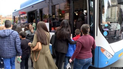 Люди не могут попасть в автобусы в часы пик: член совета старейшин Еревана поднимает транспортный вопрос