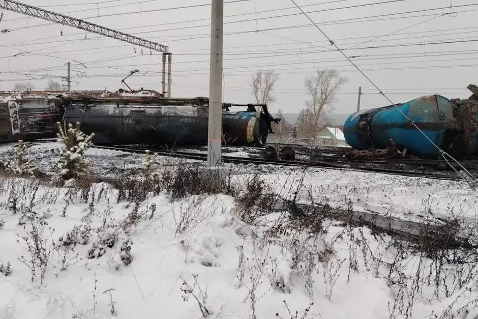 В Пензе сошли с рельсов 23 вагона, перевозившие мазут (фото) В Пензе сошли с рельсов 23 вагона, перевозившие мазут (фото)