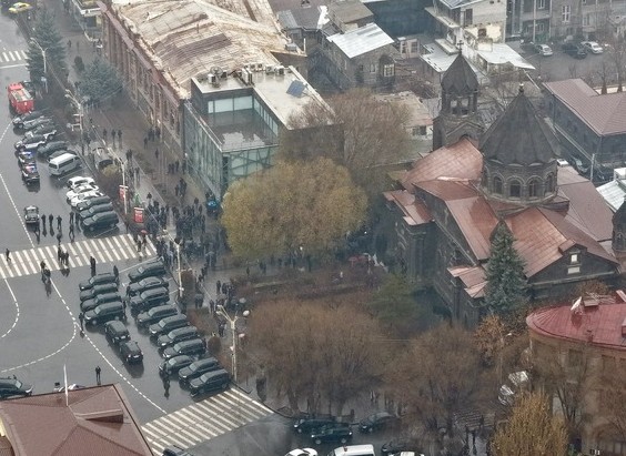 Եկեղեցիներ զավթող բանդան գլխավորում է վարչապետի պաշտոն զբաղեցնող, անհայտ դավանանքի տեր մի անձ․ սրբազաններ