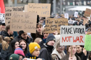 Школьники в Германии протестуют против службы в армии