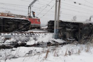 В Пензе сошли с рельсов 23 вагона, перевозившие мазут (фото)