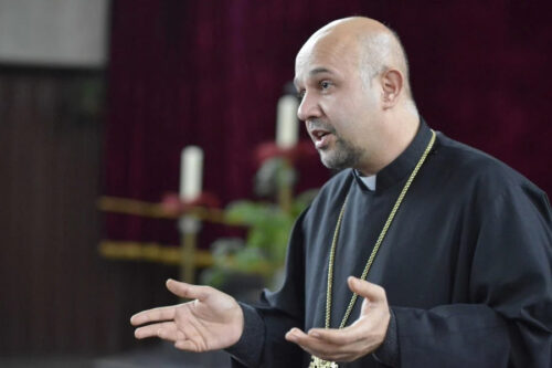 Кто тот священник, который был лишен сана и присоединился к отставке Католикоса?