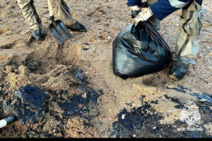 В Пензе сошли с рельсов 23 вагона, перевозившие мазут (фото)