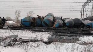 В Пензе сошли с рельсов 23 вагона, перевозившие мазут (фото)