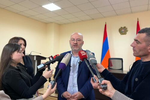 Губернатор Ширака не отрицает, что обсуждалась возможность его увольнения