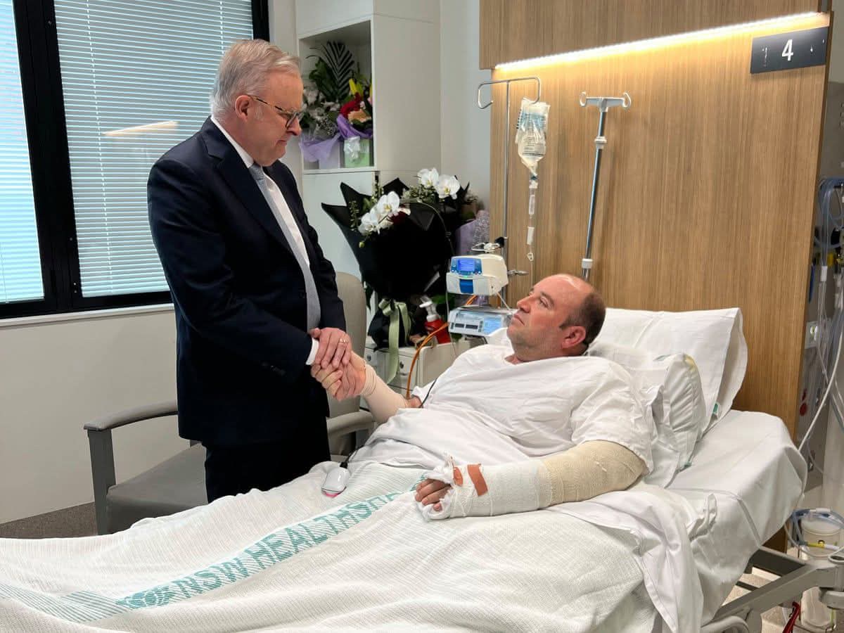 «Вы герой!»: премьер-министр Австралии посетил человека, обезвредившего террориста «Вы герой!»: премьер-министр Австралии посетил человека, обезвредившего террориста