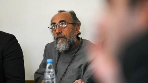 Защита выражает обеспокоенность такой медлительностью в вопросе, связанном со здоровьем архиепископа Микаэла: заявление