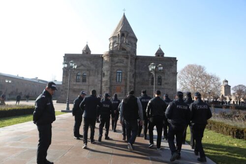 Մայր Աթոռի բակում ոչ ադեկվատ և սադրիչ վարքագիծ դրսևորող 5 անձինք տարածքից հեռացվել են․ ՆԳՆ