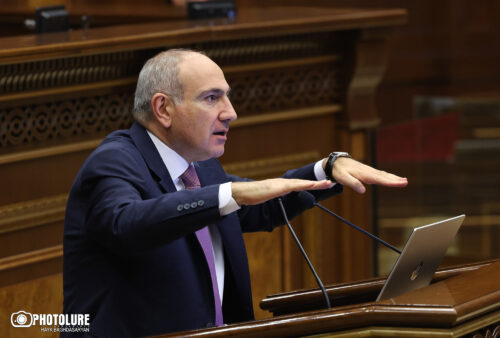 Пашинян посещает службы, на которых не упоминается имя Католикоса: его брифинг по пунктам