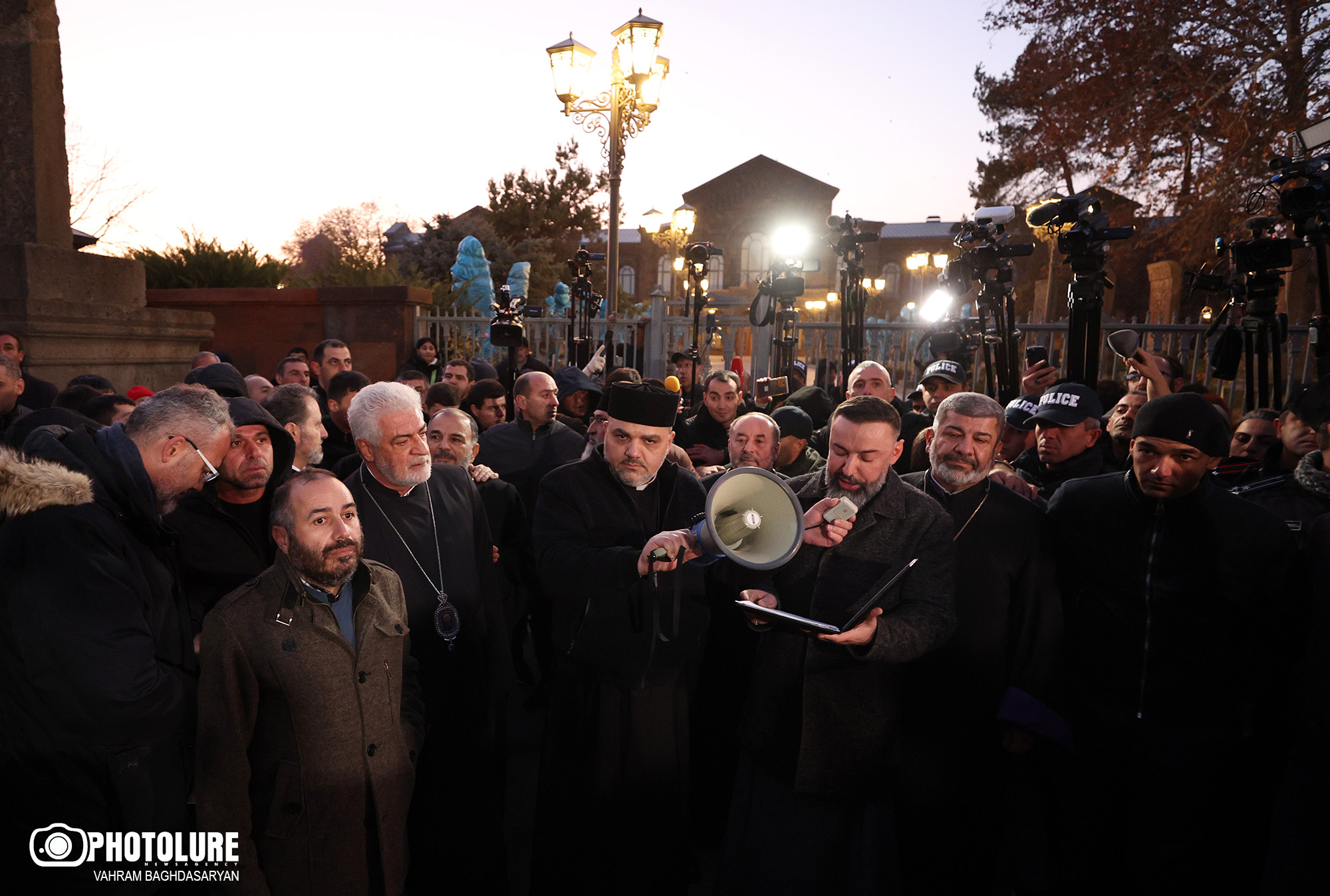 Архиепископы Аршак и Баграт: Епископы, требующие отставки Католикоса, понимают, что выбрали путь самоуничтожения Архиепископы Аршак и Баграт: Епископы, требующие отставки Католикоса, понимают, что выбрали путь самоуничтожения