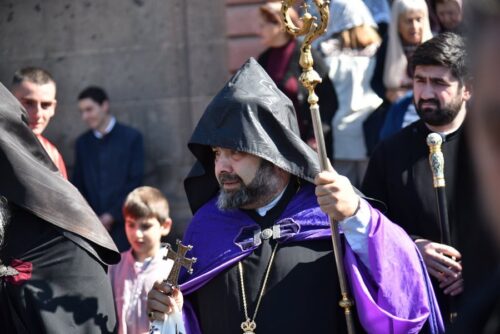 Դավաճանել Հայոց Հայրապետին նշանակում է դավաճանել Եկեղեցուն և ուրանալ հավատքը. Արագածոտնի թեմի առաջնորդ