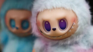 Производитель игрушек Labubu эксплуатирует рабочих: правозащитная группа