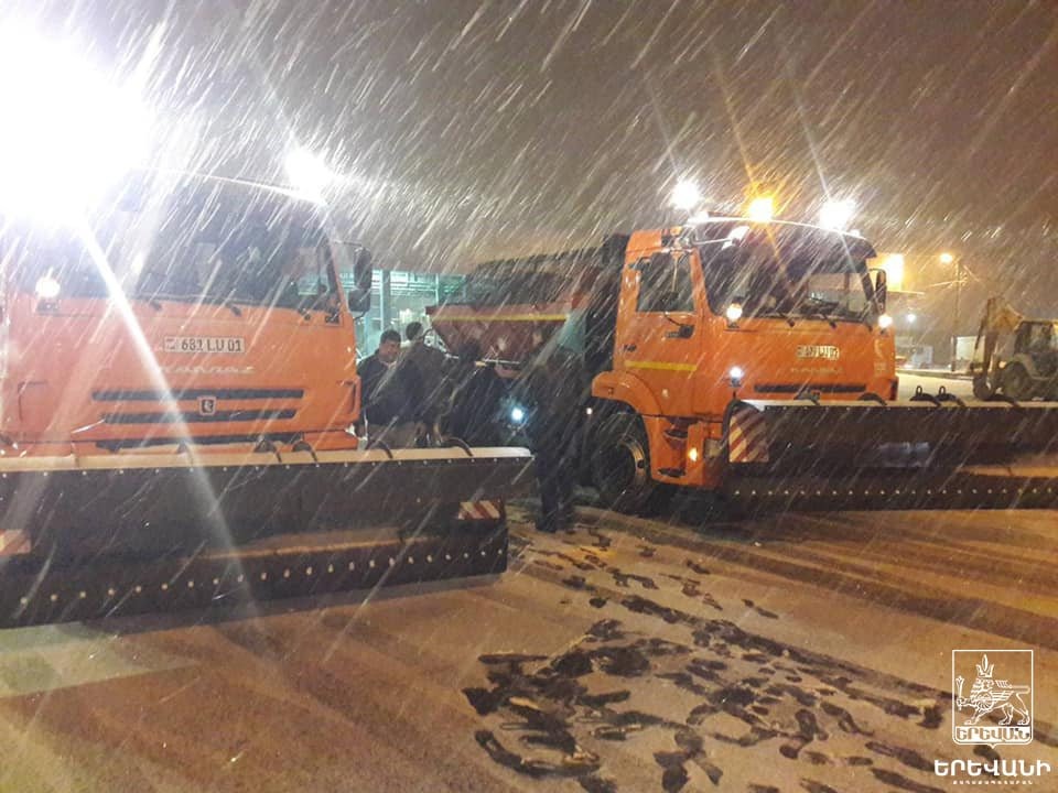 Пожалуйста, держитесь подальше от машин, разбрасывающих соль и песок, песок может разбить лобовое стекло: начальник департамента «Вывоз мусора и санитарная очистка Еревана» Пожалуйста, держитесь подальше от машин, разбрасывающих соль и песок, песок может разбить лобовое стекло: начальник департамента «Вывоз мусора и санитарная очистка Еревана»