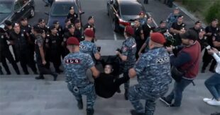 Երբեք չի մոռացվելու Եռաբլուրում մեր հերոսների ծնողներին քաշքշելու և բերման ենթարկելու կադրերը