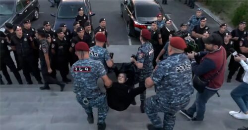 Երբեք չի մոռացվելու Եռաբլուրում մեր հերոսների ծնողներին քաշքշելու և բերման ենթարկելու կադրերը