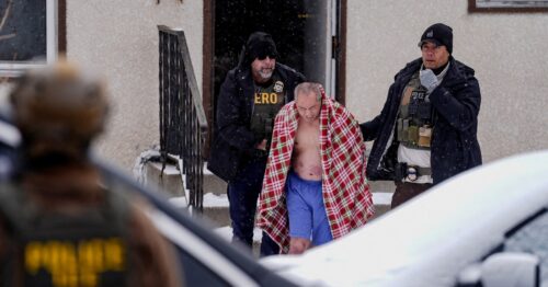 Иммиграционная полиция по ошибке выволокла полуголого гражданина США из его дома