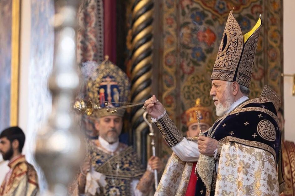 Եկեղեցականները շարունակում են հավատարմություն հայտնել Վեհափառ Հայրապետին