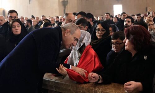 Եթե Փաշինյանը մնա վարչապետի պաշտոնում, նա կարող է ավելի մեծացնել ճնշումը Եկեղեցու վրա․ «Независимая Газета»