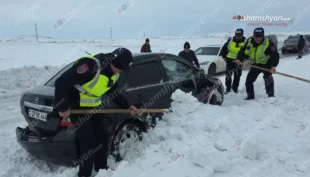 Բուքը փակել է Երևան-Գյումրի ճանապարհը․ 1000-ից ավելի մեքենաներ չեն կարողանում երթևեկել․ Shamshyan.com